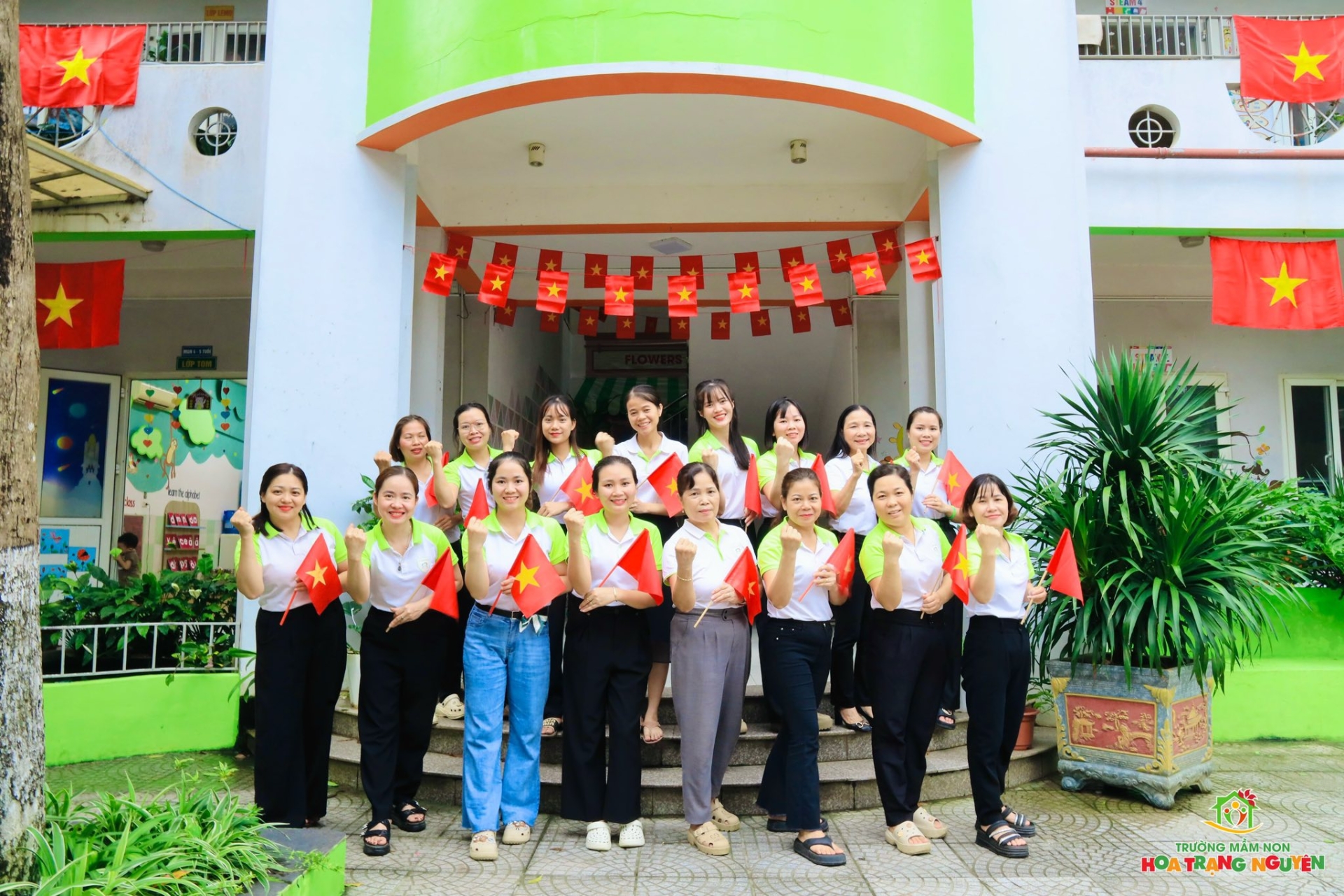 Rực rỡ sắc đỏ tự hào Việt Nam tại Hoa Trạng Nguyên